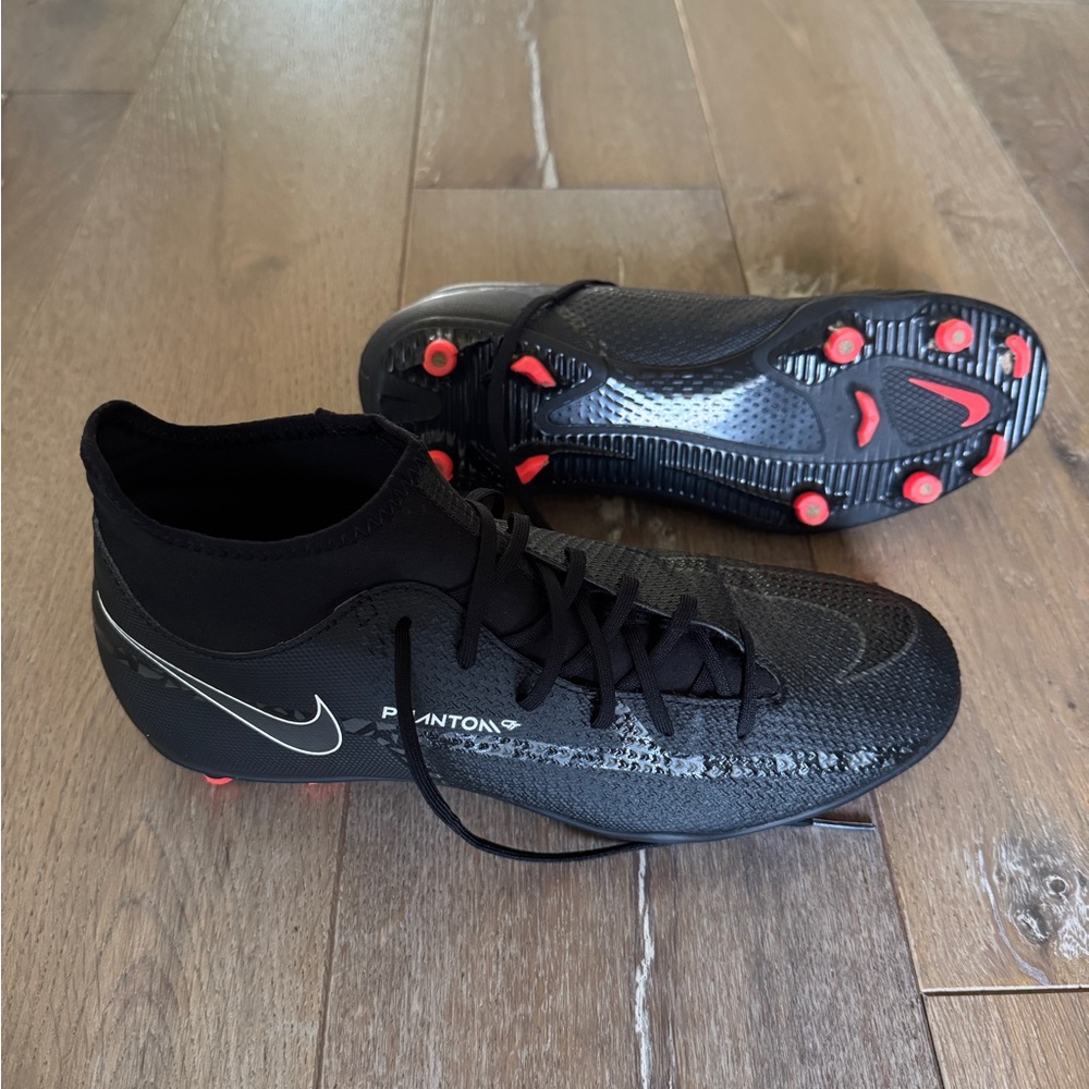 Nike Mens soccer cleats - size 9 - used like new - worn twice